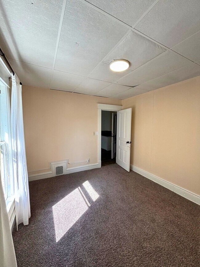 Building Photo - 216 Lafayette Ave NE