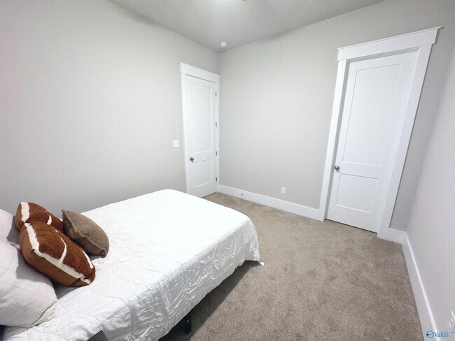 Building Photo - 401 Peach Orch Ln