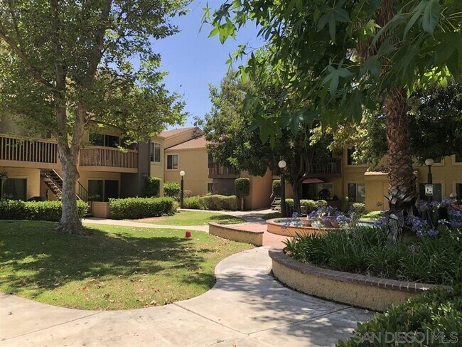 Building Photo - 2 Bed, 1 Bath Upstairs Condo with Private ...