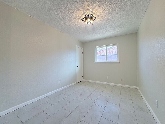 Building Photo - East El Paso 5bed/3Bath Refrig A/C with 2 Master Suites!