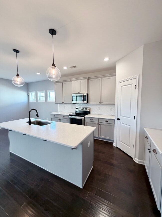 Building Photo - 215 Shoshone Cir