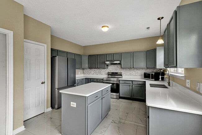 Building Photo - 106 Briar Hollow Dr