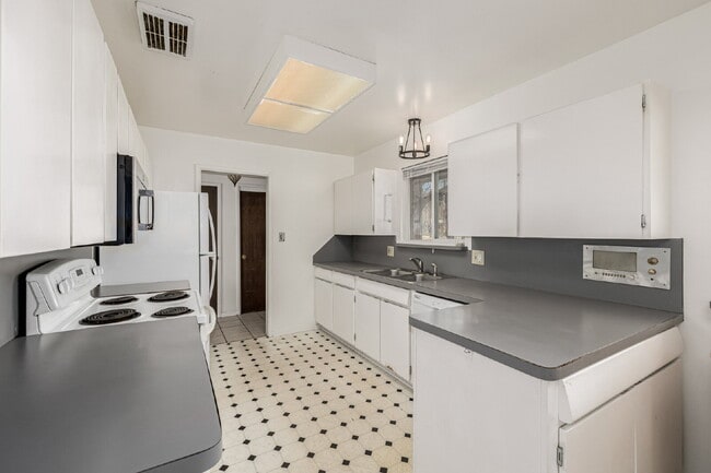 Building Photo - Great 3 Bed 3 Bath Hilltop Home for rent.