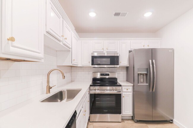 Building Photo - Luxury 1 Bedroom Downtown Jonesboro!