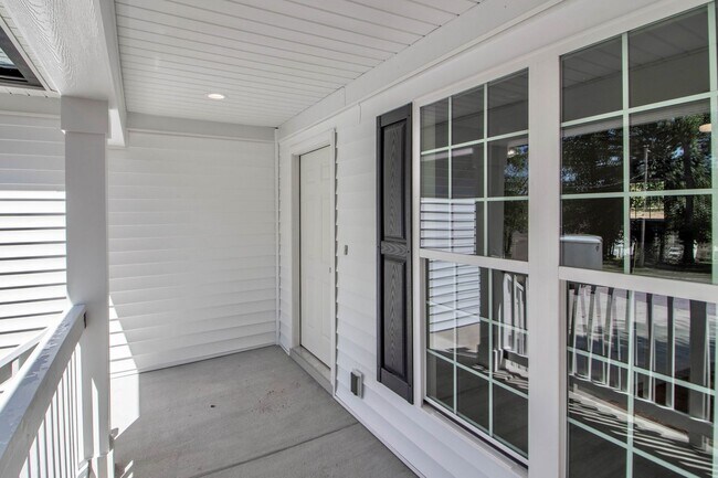 Building Photo - Lux Three Bedroom Townhouse in Sherrills Ford