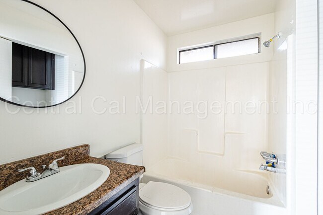 Building Photo - 2 Bedroom/1 Bath Home - $1450 Per Month