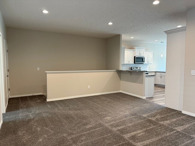 Building Photo - Beautiful ranch townhome with 2 stall gara...