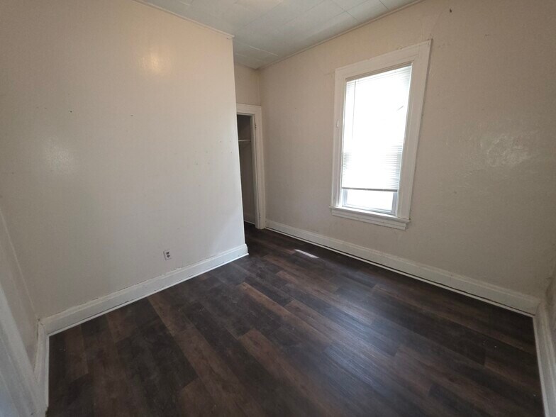 Building Photo - 2218 E Eden Pl