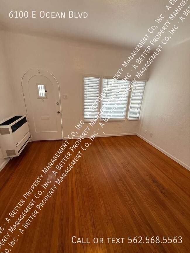 Building Photo - Lower Bright Corner Unit w/Hardwood Floors...