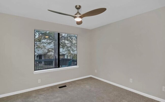Building Photo - 3 Bedroom 3 Bathroom Condo in Yacht Cove
