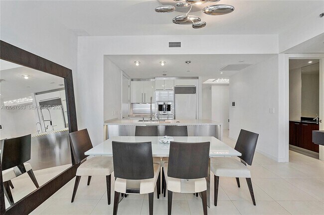 Building Photo - 15811 Collins Ave