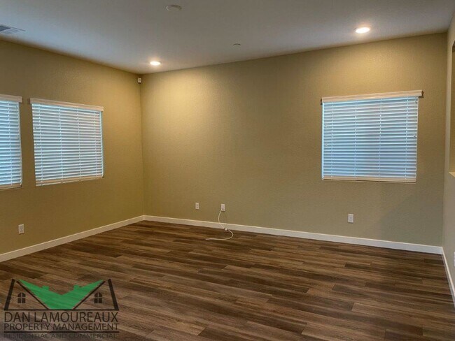 Building Photo - 4 Bedroom with solar
