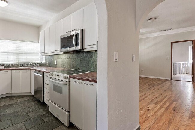 Building Photo - 32 Calabria Ave