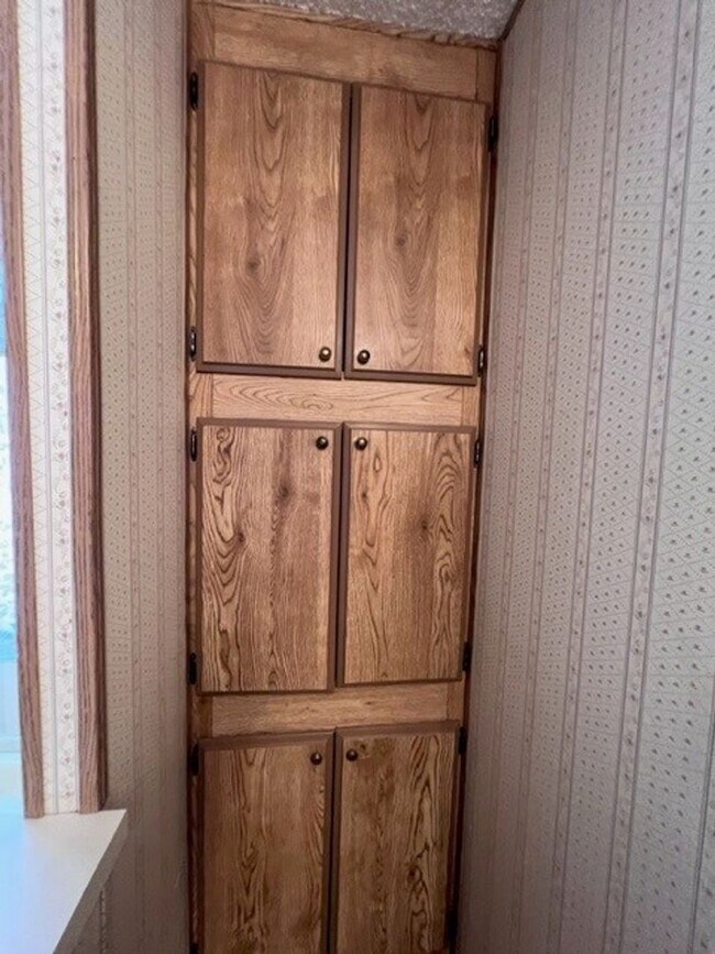 Building Photo - 3 Bedrooms, Includes Fenced Yard New carpe...