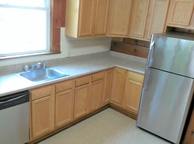 Building Photo - AVAILABLE 6/1/25 - Two Story House With Ha...