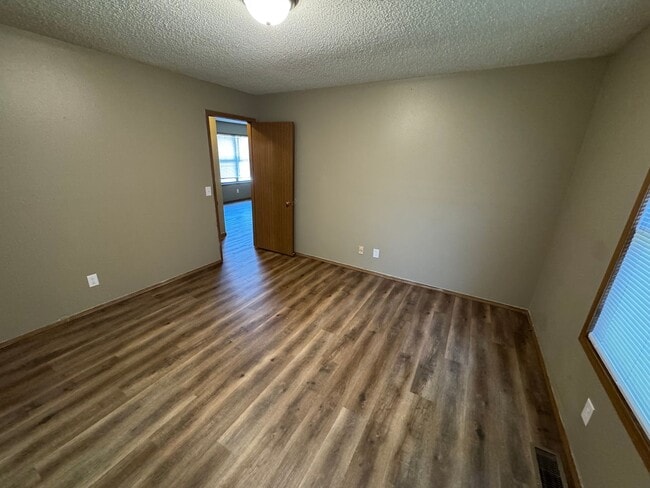 Building Photo - Updated 2 bed 1 bath with garage!