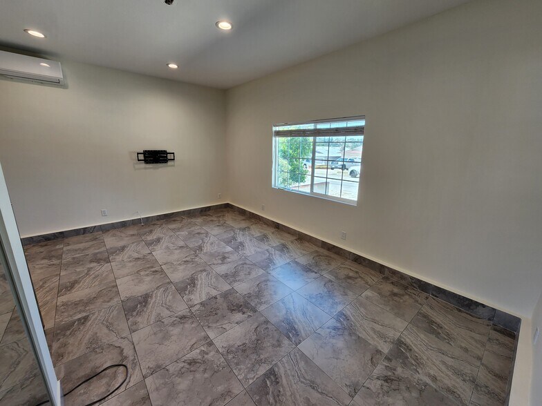 Building Photo - 9852 Cabanas Ave