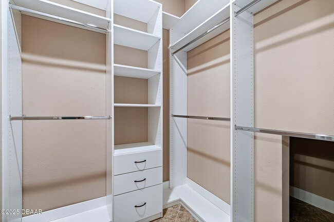 Building Photo - 829 Pinewood Dr