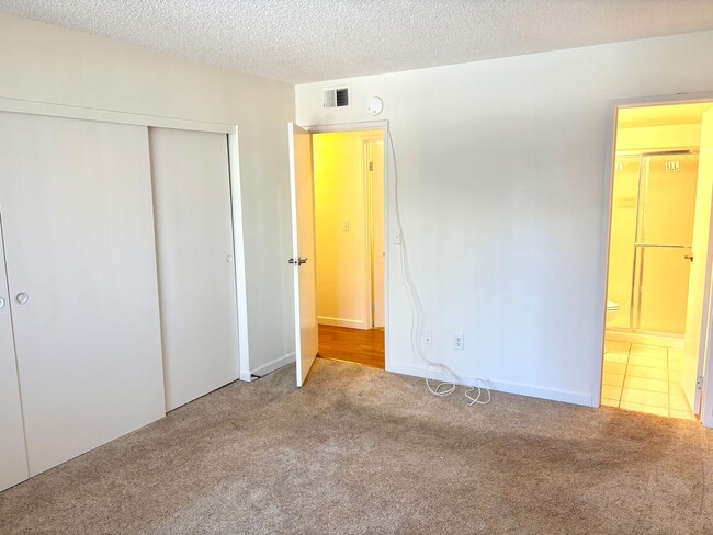 Building Photo - Nicely updated 2bd 2 ba Condo for rent Den...