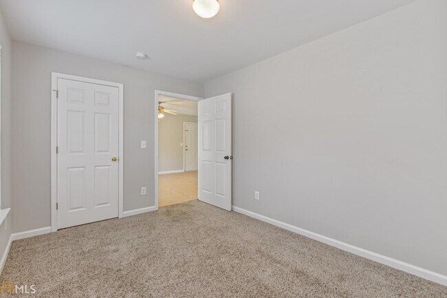 Building Photo - 200 Stonehaven Cir