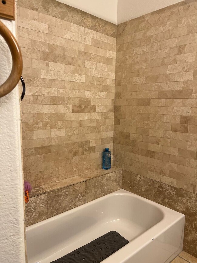 Building Photo - Remodeled, first floor 1428 sq ft, 2 bed+ ...
