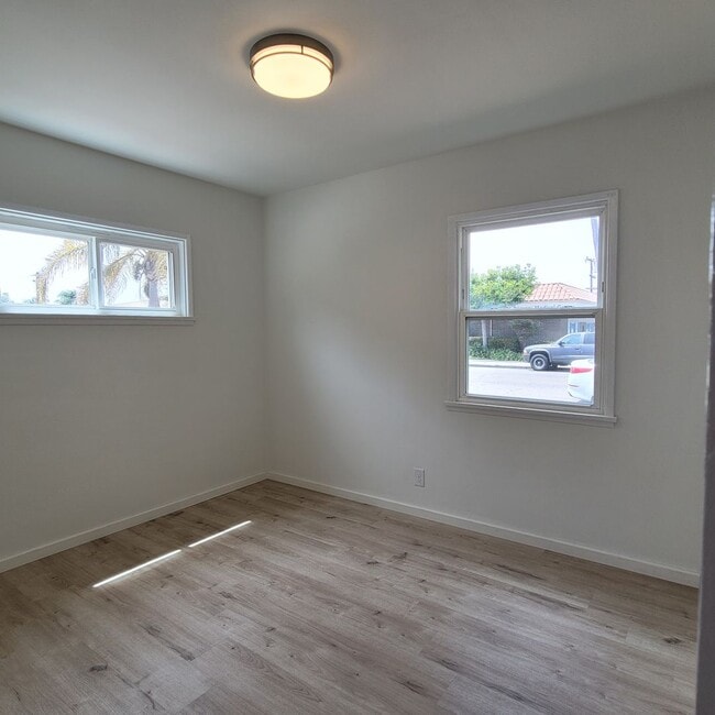 Building Photo - Nice ground floor 2 bdrm midtown Ventura Apt. $2400