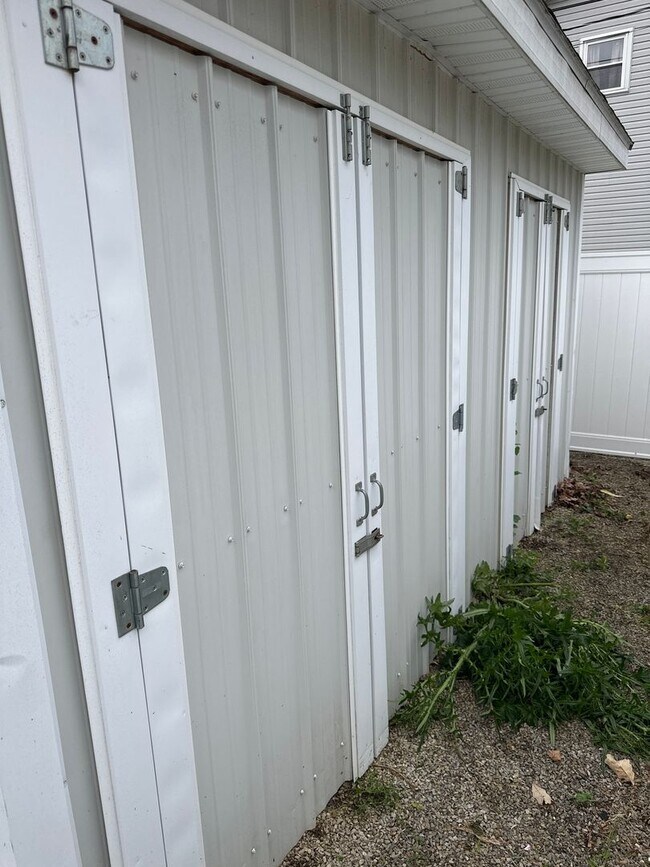 Building Photo - 194 Circular St