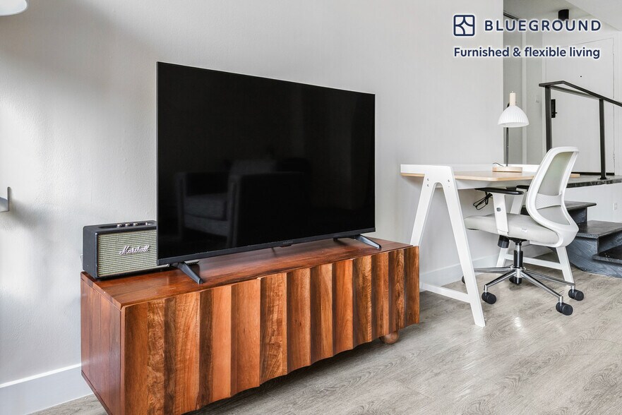 Building Photo - 21 E Chestnut St