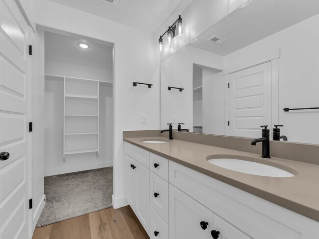 Building Photo - Open and Bright 3 Bedroom 2.5 Bath Townhome in Lehi!