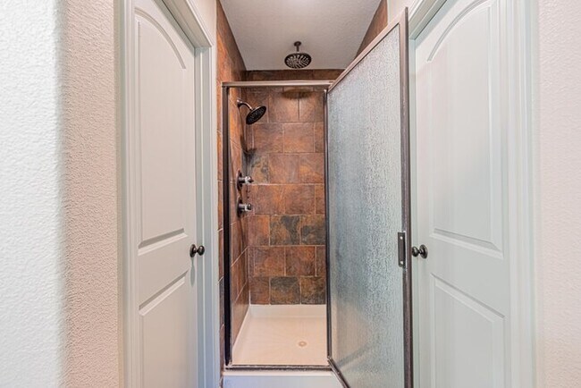 Building Photo - 3 bed 2 bath home with 2 car garage!