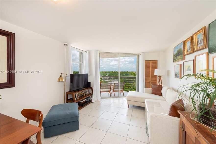 Building Photo - 1420 Brickell Bay Dr