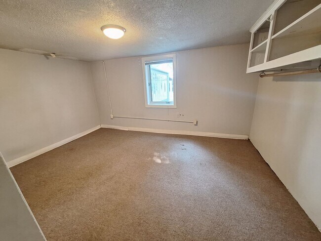Building Photo - AVAILABLE June 1st - 6 Bedroom, 2 Bath House with Garage $200 Off First Months Rent!