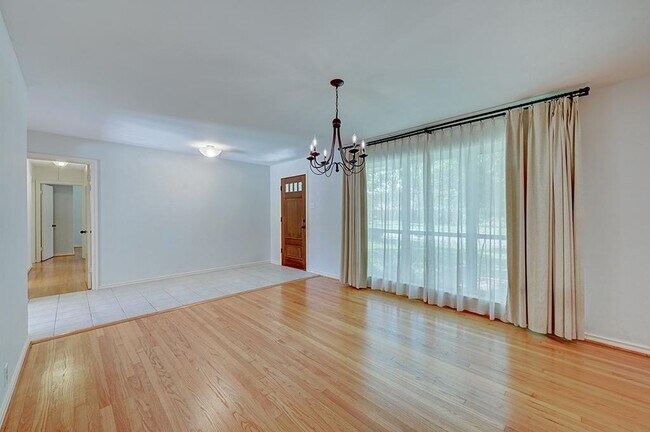 Building Photo - 806 Westwood Dr