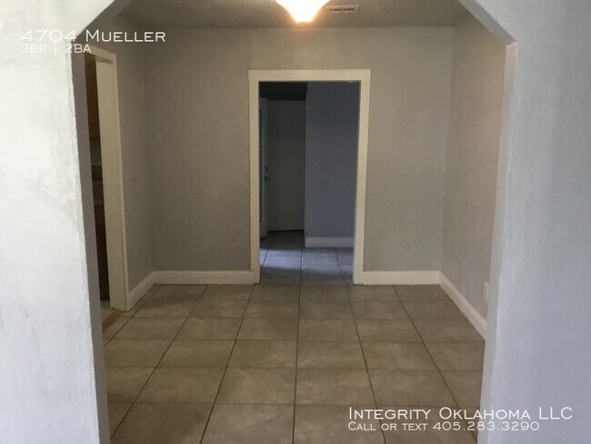 Building Photo - 4704 N Mueller Ave