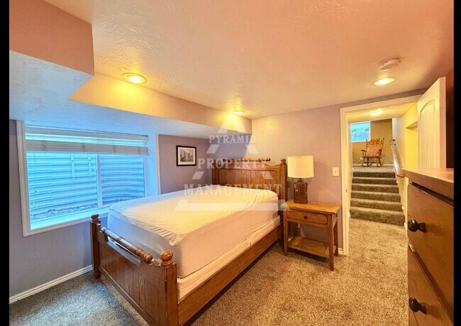 Building Photo - Beautiful Millcreek Home!