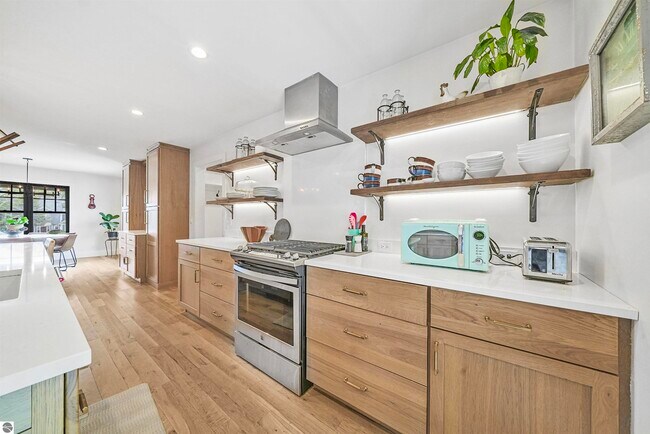 Building Photo - 7320 Peninsula Dr