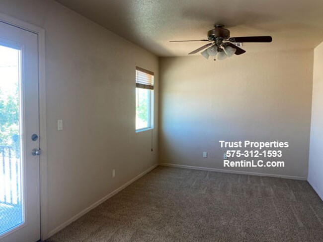 Building Photo - Spacious 3/3 in Sonoma