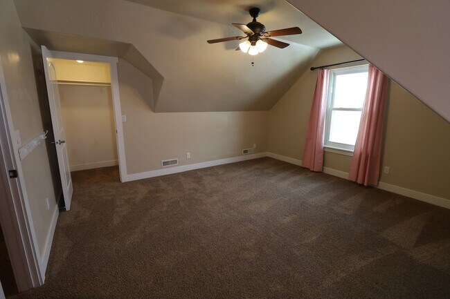 Building Photo - Large Pet Friendly House in the Foothills of Provo