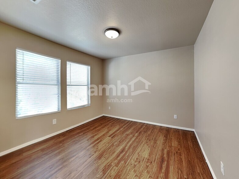 Building Photo - 1143 N Steele