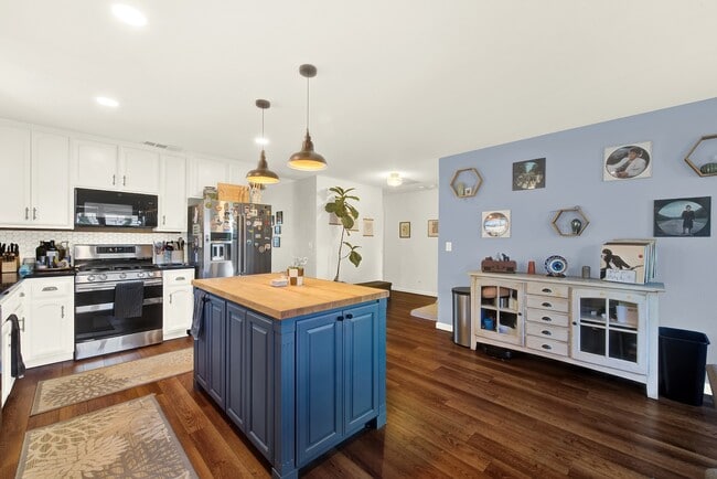 Building Photo - 209 White Oak Ln