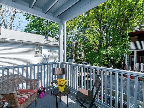 Building Photo - 154 Boylston St