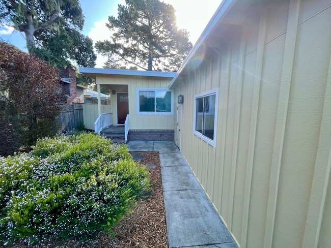 Building Photo - Spacious 3 Bedroom 2 Bath Home in Pacific ...