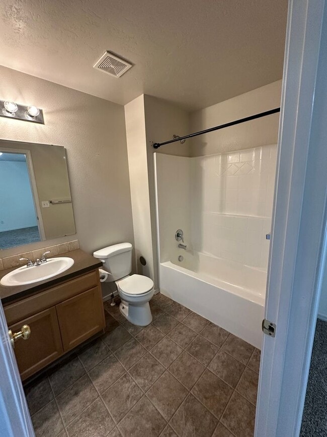 Building Photo - 3 bedroom 2 bath home in beautiful Meridia...