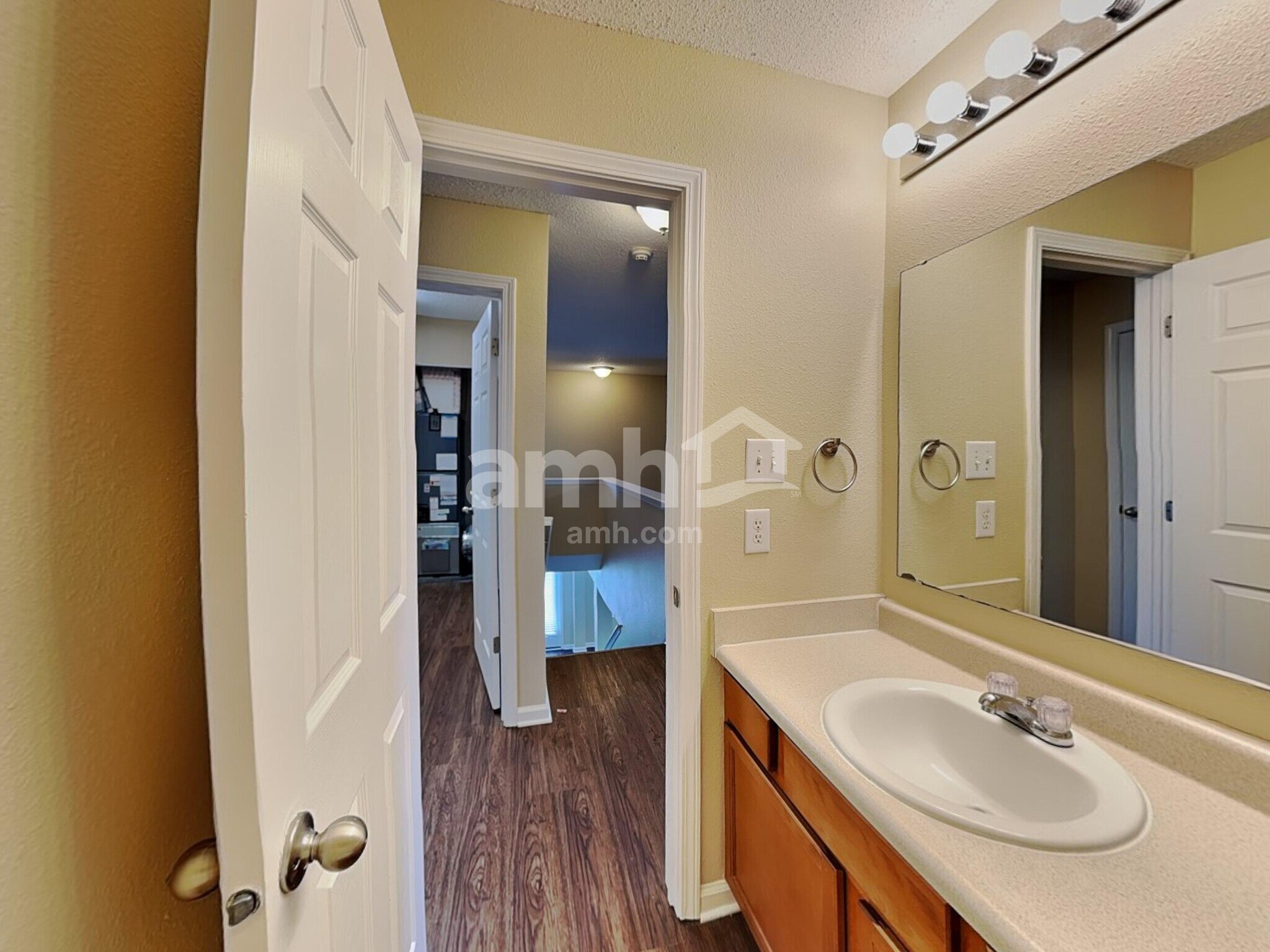 Building Photo - 897 Sunvista Dr