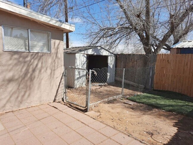 Building Photo - 560 Estancia Dr NW