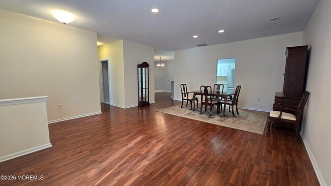 Building Photo - 16 Golden Willows Ave