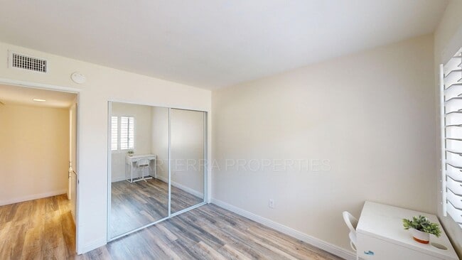 Building Photo - Beautiful Townhome, with AC, in Costa Mesa