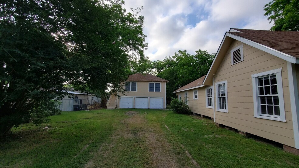 Detached 3 car garage - 320 S Ashbel St