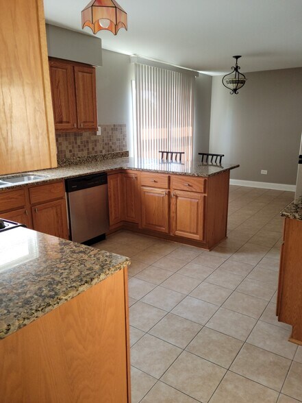 Building Photo - 826 E Capri Dr