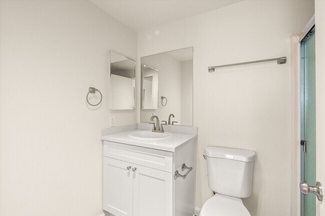 Building Photo - Large Renovated 3bed x 2.5bath Townhouse with Private Patio & 2-Car Garage